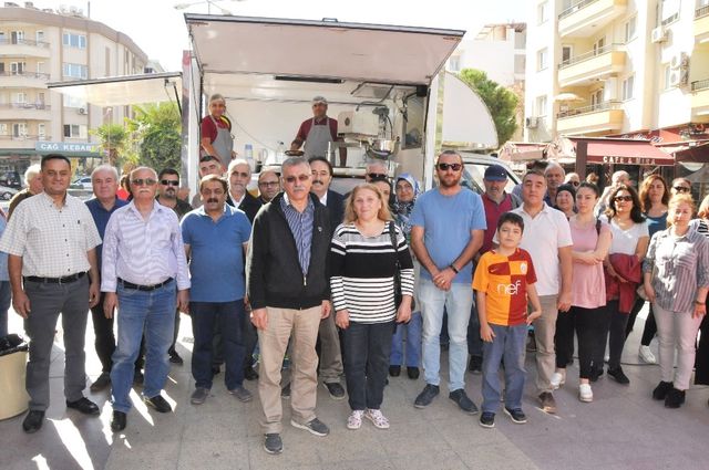 İzmir’in Gaziemir ilçesinde, iddiaya göre iki müteahhit, yapılan ve yapılmayan daireleri 4-5 kişi üzerine satıp yaklaşık 6 ile 10 milyon lira arasında dolandırıcılık yaptı. Yaklaşık 2 yıldır haklarında yakalama kararı olan ve firari şüpheliler H. P. ve ortağı S. Ö., mağdur kişiler tarafından emekli polis ve astsubaylardan oluşturulan ekip tarafından sıkı takip sonucu yakalanıp polise teslim edildi. 2 şüpheli çıkarıldıkları mahkemece tutuklanarak cezaevine gönderildi.  ile ilgili görsel sonucu