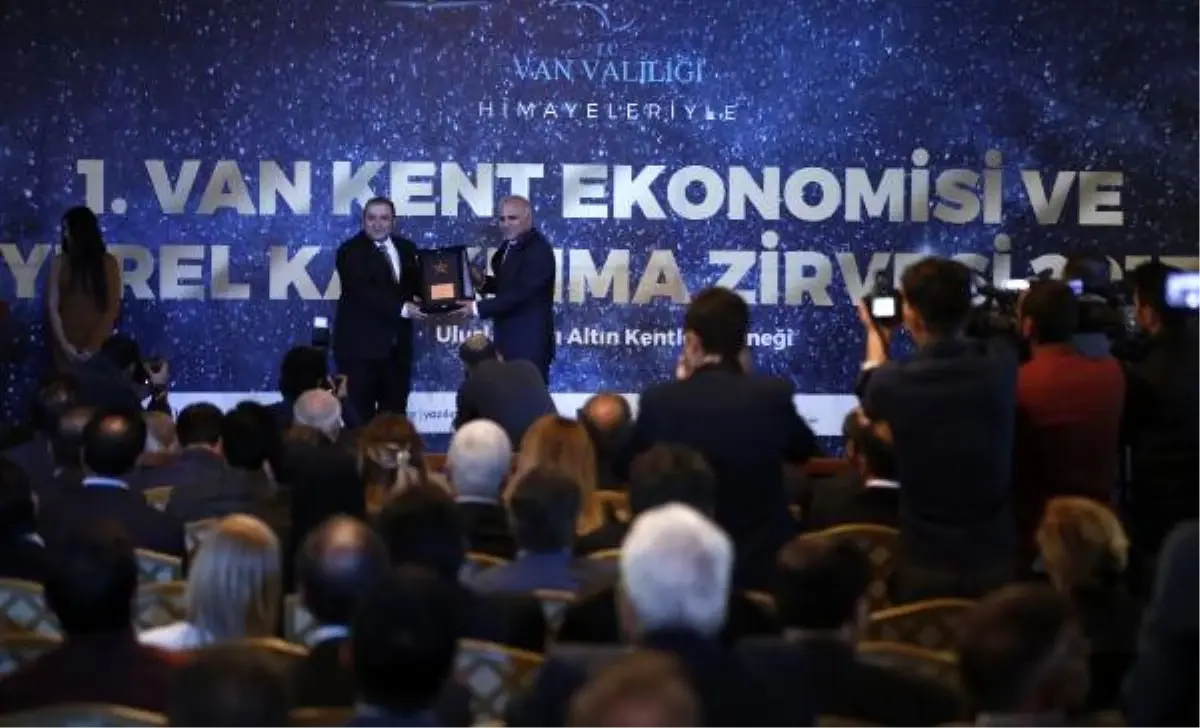 Van Depreminin Yıl Dönümünde 'Van Ekonomi Zirvesi' Yapıldı