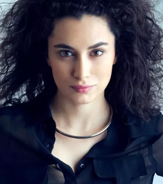 Mert Fırat ile Ayrıldığını Yalanlayan Hande, Yiğit Özşener ile Öpüşürken Yakalandı Mert Fırat ile Ayrıldığını Yalanlayan Hande, Yiğit Özşener ile Öpüşürken Yakalandı