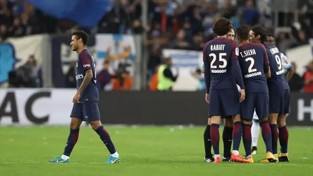 Neymar'dan Marsilya Tribünlerinin Attığı Yabancı Maddeler Tepki: Neymar'dan Marsilya Tribünlerinin Attığı Yabancı Maddeler Tepki: