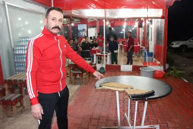 Antalya'da Kafeye Düşen Yıldırım Masayı Parçaladı