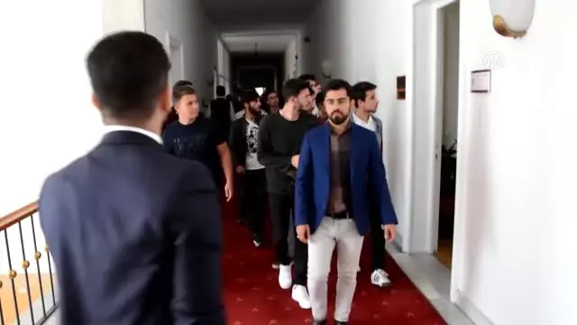 Bakan Kaya ve AK Parti Grup Başkanvekili Turan, Öğrencilerle Bir Araya Geldi Bakan Kaya ve AK Parti Grup Başkanvekili Turan, Öğrencilerle Bir Araya Geldi