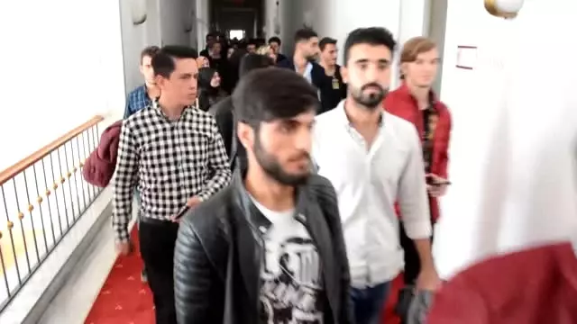 Bakan Kaya ve AK Parti Grup Başkanvekili Turan, Öğrencilerle Bir Araya Geldi Bakan Kaya ve AK Parti Grup Başkanvekili Turan, Öğrencilerle Bir Araya Geldi