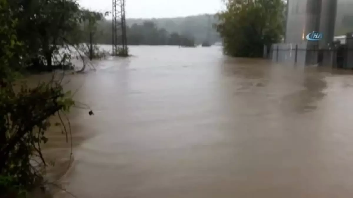 Çatalca'da Taşan Dere, Köy Yollarını Kapadı, Vatandaşlar Evlerinde ve Yolda Mahsur Kaldı