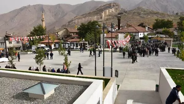 Divriği'de Yenilenen Cumhuriyet Meydanı Törenle Açıldı Divriği'de Yenilenen Cumhuriyet Meydanı Törenle Açıldı