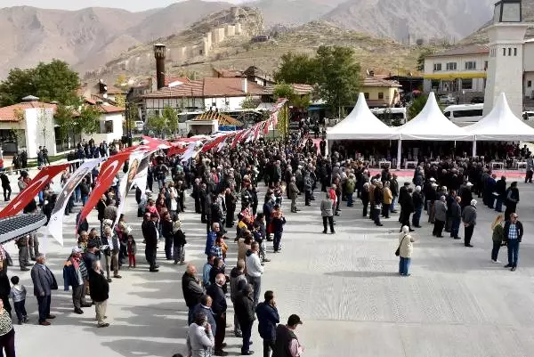 Divriği'de Yenilenen Cumhuriyet Meydanı Törenle Açıldı Divriği'de Yenilenen Cumhuriyet Meydanı Törenle Açıldı