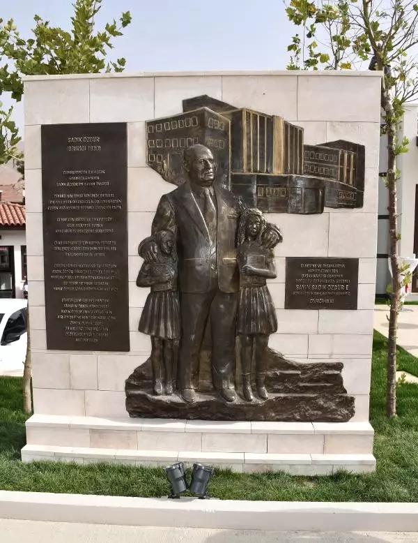 Divriği'de Yenilenen Cumhuriyet Meydanı Törenle Açıldı Divriği'de Yenilenen Cumhuriyet Meydanı Törenle Açıldı