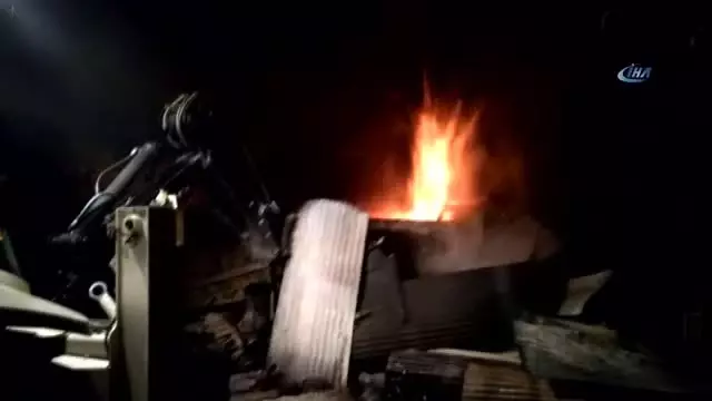 Samanlık Yangını Maddi Hasara Yol Açtı Samanlık Yangını Maddi Hasara Yol Açtı
