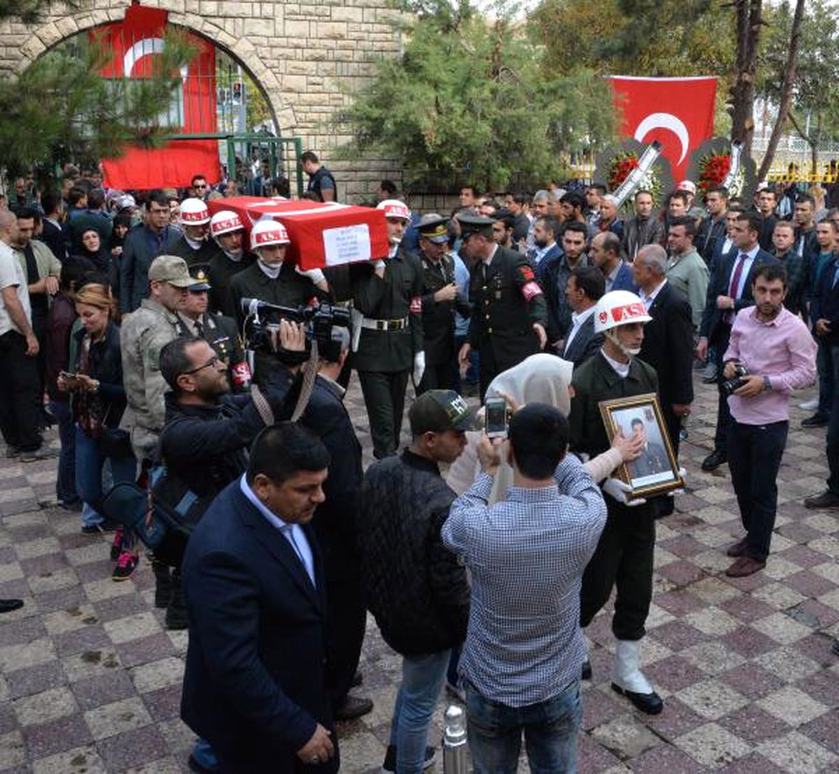 Şehit Onbaşı, Memleketi Diyarbakır'da Gözyaşlarıyla Uğurlandı