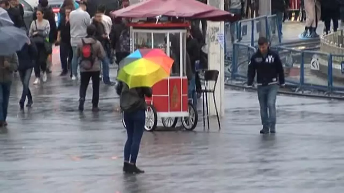 Taksim'de Yağmur Etkisini Göstermeye Başladı