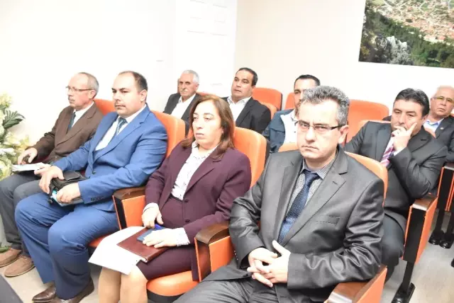 Vali Güvençer, Gölmarmara'da Muhtarları Dinledi Vali Güvençer, Gölmarmara'da Muhtarları Dinledi