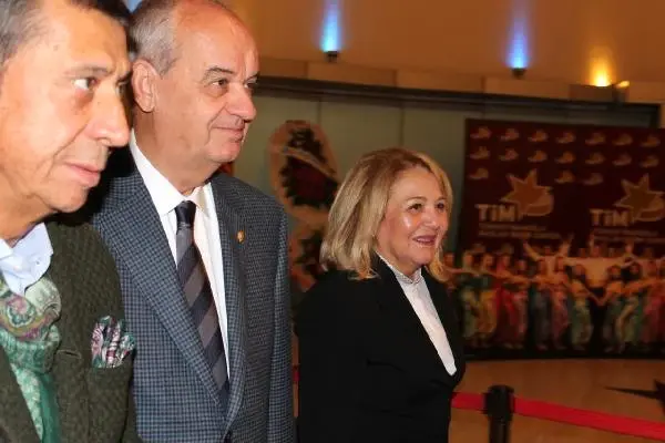 7 Kocalı Hürmüz' Müzikali Müjdat Gezen'in Yorumuyla Yeniden Seyirciyle Buluştu 7 Kocalı Hürmüz' Müzikali Müjdat Gezen'in Yorumuyla Yeniden Seyirciyle Buluştu