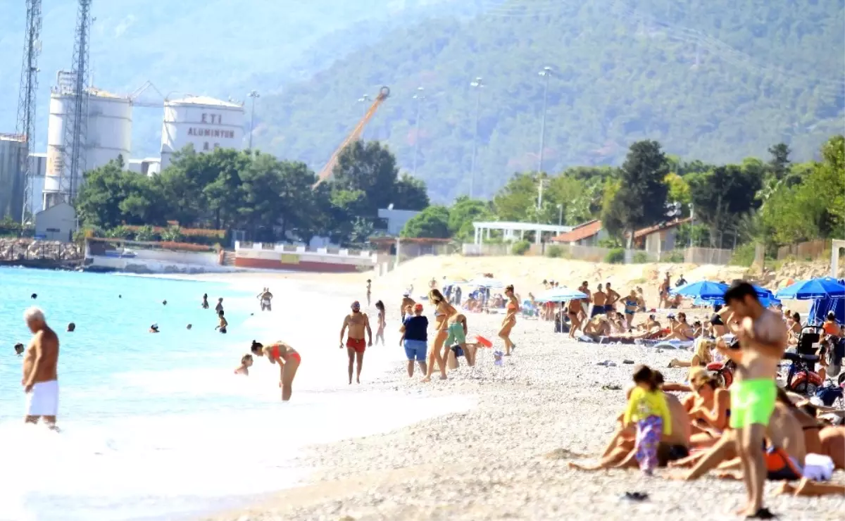 Antalya Sahilinde Ekim Ayı Sonunda Tatilci Yoğunluğu