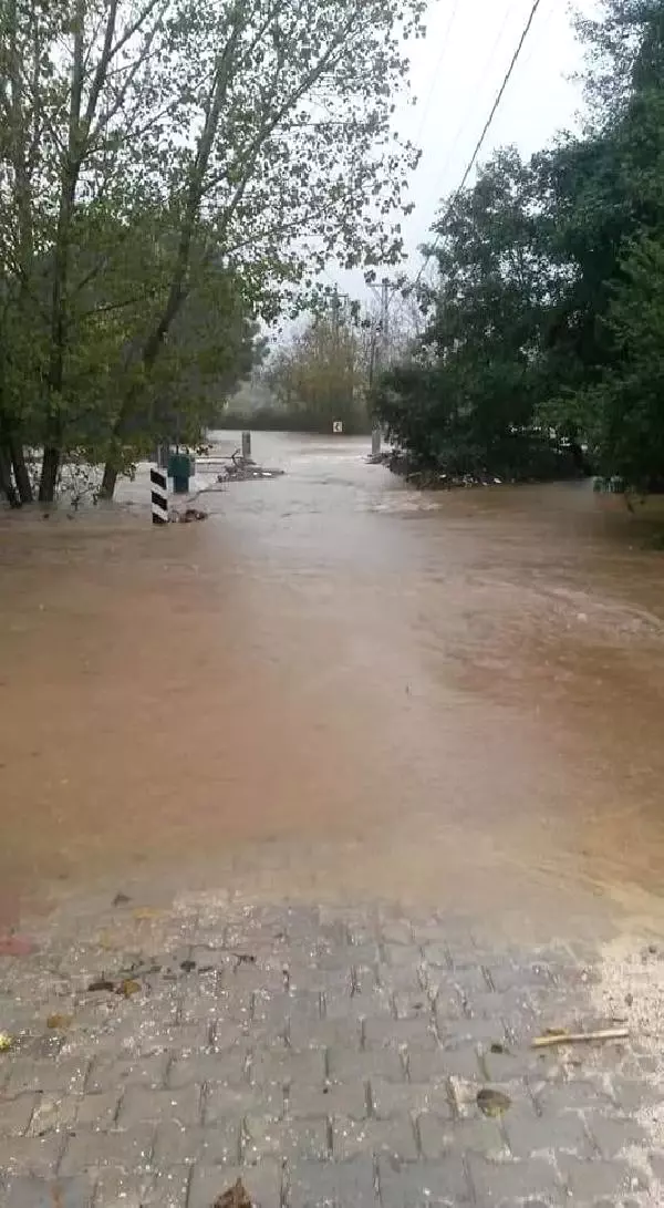Çatalca'yı Vuran Sel Felaketinden Korkutan Görüntü! Kamyon Bile Ters Döndü