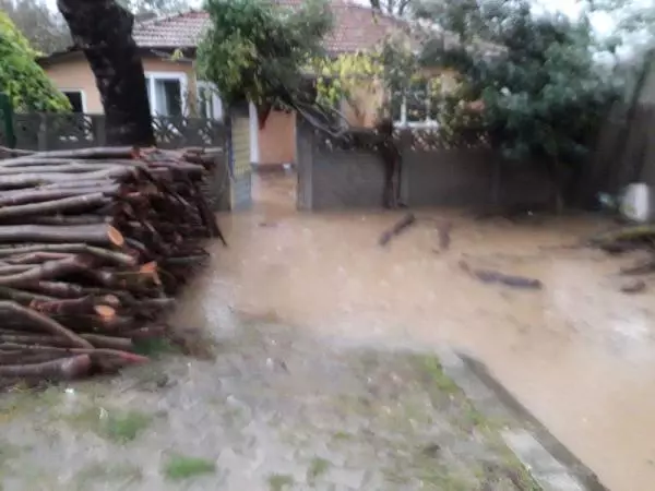 Çatalca'yı Vuran Sel Felaketinden Korkutan Görüntü! Kamyon Bile Ters Döndü