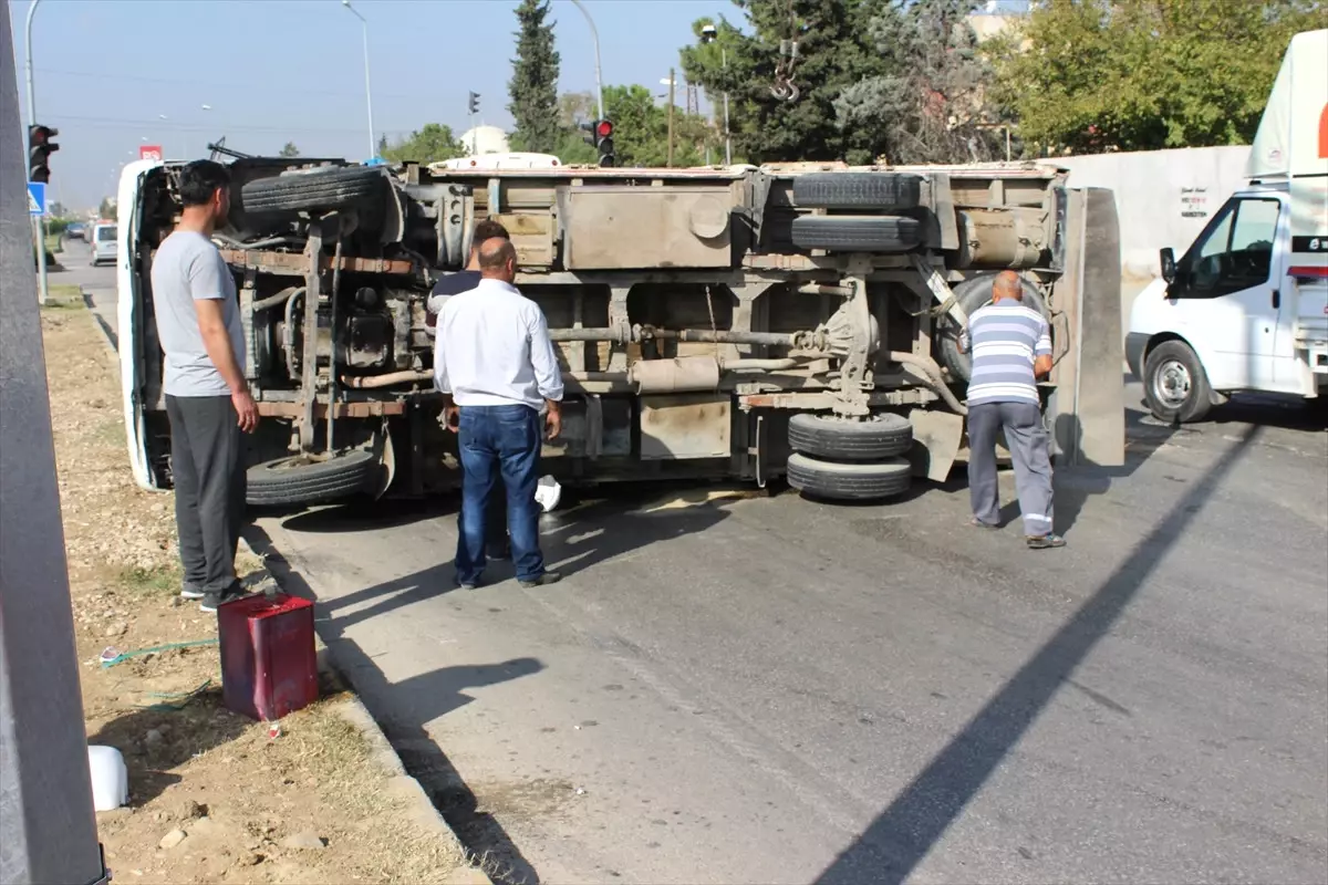 Devrilen Kamyonundan Sızan Yakıtı Bidona Doldurdu