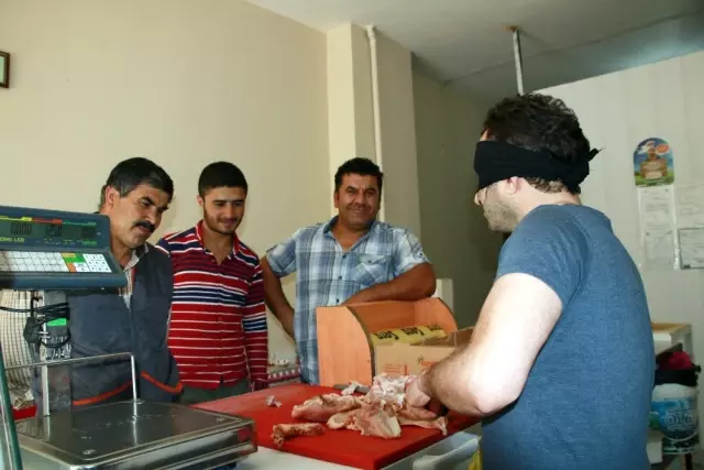 Gözlerini Bağlayıp Tavuk Doğradı, İnternet Fenomeni Oldu