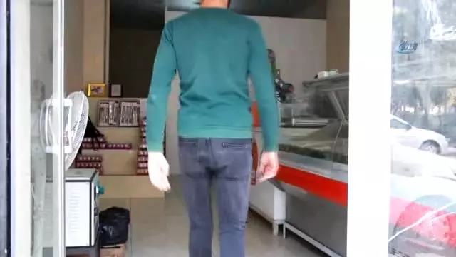 Gözlerini Bağlayıp Tavuk Doğradı, İnternet Fenomeni Oldu