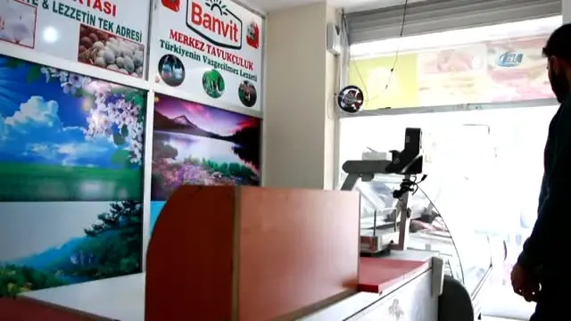Gözlerini Bağlayıp Tavuk Doğradı, İnternet Fenomeni Oldu