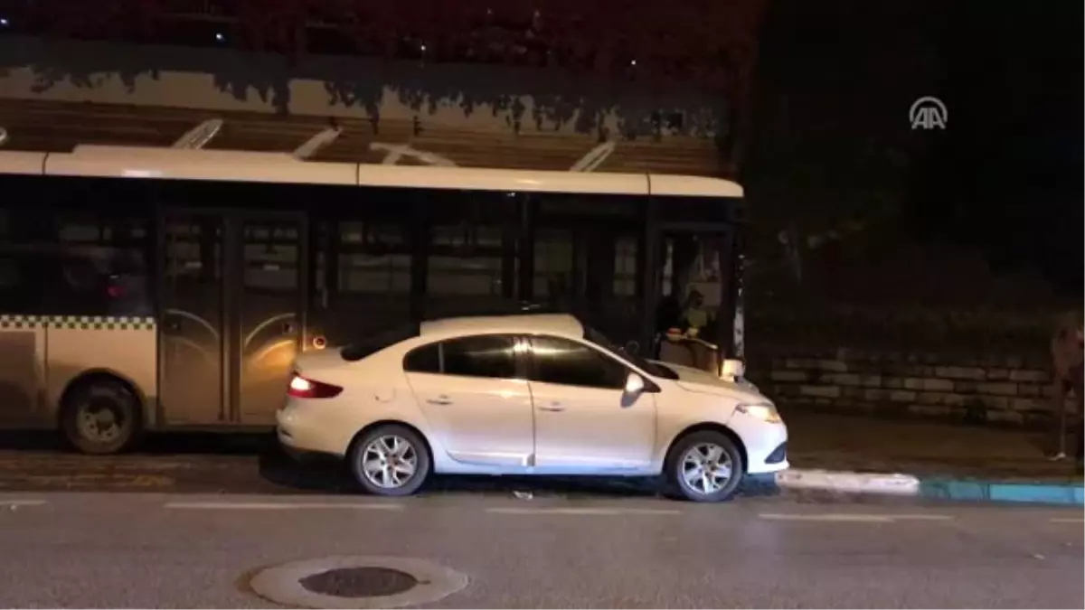 Osmangazi'de Otomobil Otobüse Çarptı: 2 Yaralı