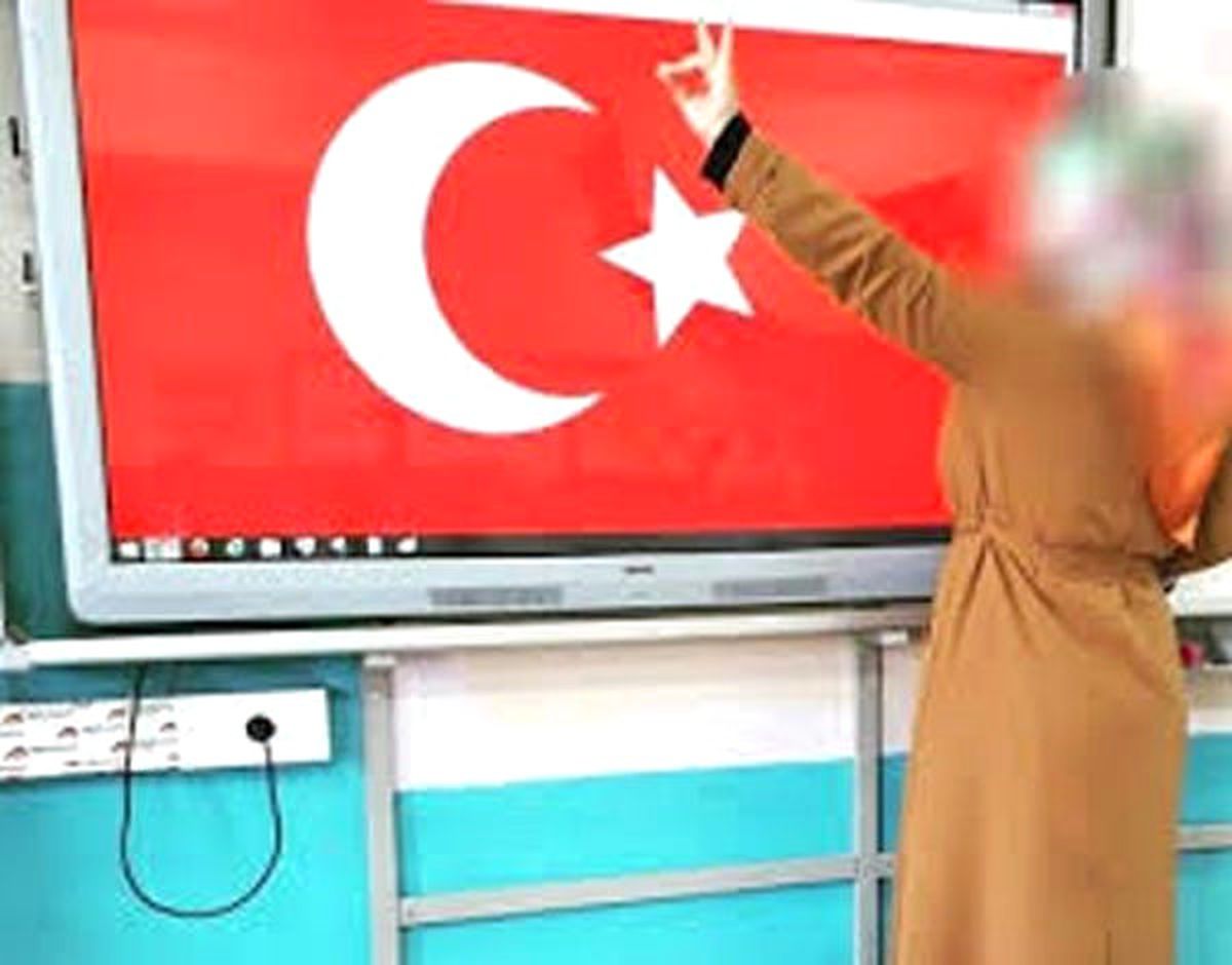 Sınıfta Bozkurt İşareti Yapan Öğretmenin İşine Son Verildi