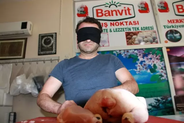 Gözlerini Bağlayıp Tavuk Doğradı, İnternet Fenomeni Oldu