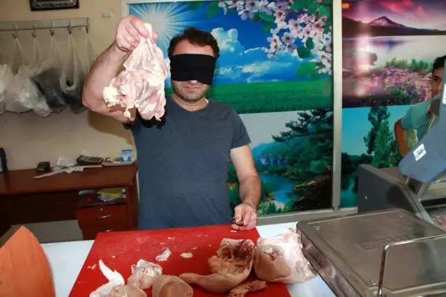 Gözlerini Bağlayıp Tavuk Doğradı, İnternet Fenomeni Oldu