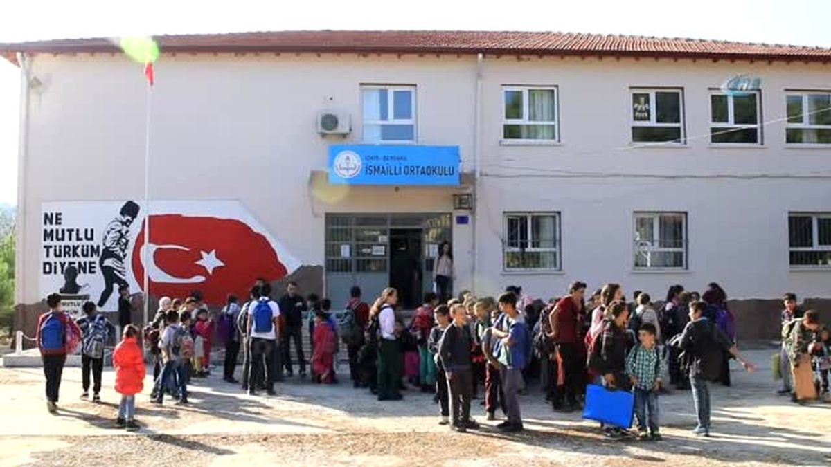 Uyuşturucu Kullandığı İçin İşten Atılan Atılan Hizmetli, 'Komşum Verdi, Çiçek Tohumu Diye Ektim Ne...