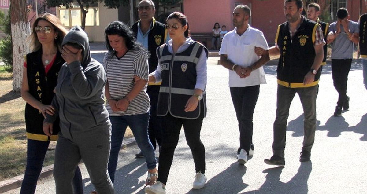 Adana'da Cinsel İlişki Vaadiyle Kandırdıkları Erkeklere Şantaj Yapan 4 Kişi Yakalandı