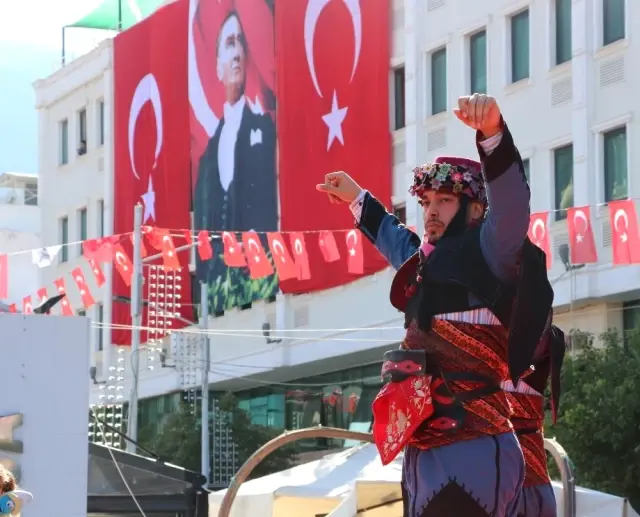 CHP'den Cumhuriyet Bayramı Töreni CHP'den Cumhuriyet Bayramı Töreni