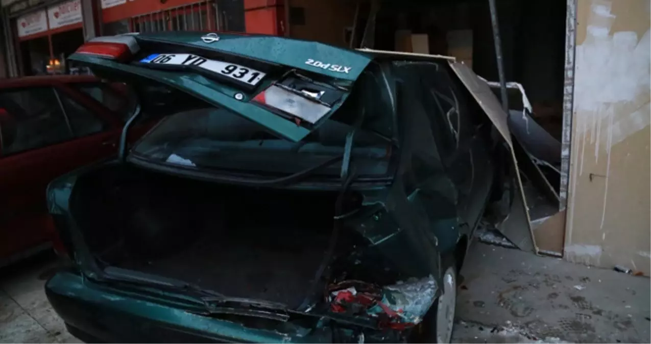 Direksiyonda Başında Kalp Krizi Geçirdi, Otomobille Dükkana Daldı!