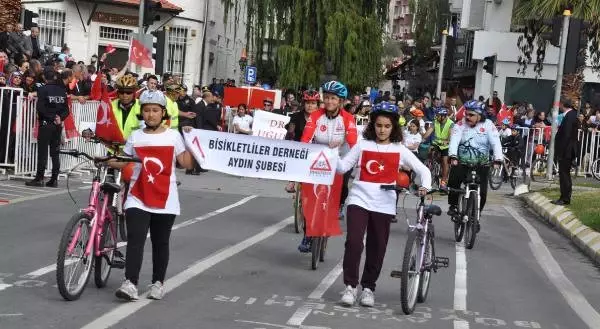Ege'de Cumhuriyet'in 94'üncü Yıl Coşkusu Ege'de Cumhuriyet'in 94'üncü Yıl Coşkusu