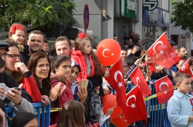 Manisa'da Cumhuriyet Bayramı Kutlandı Manisa'da Cumhuriyet Bayramı Kutlandı