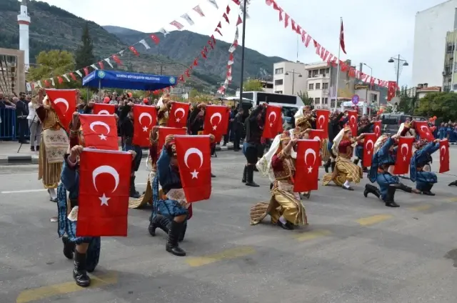 Manisa'da Cumhuriyet Bayramı Kutlandı Manisa'da Cumhuriyet Bayramı Kutlandı