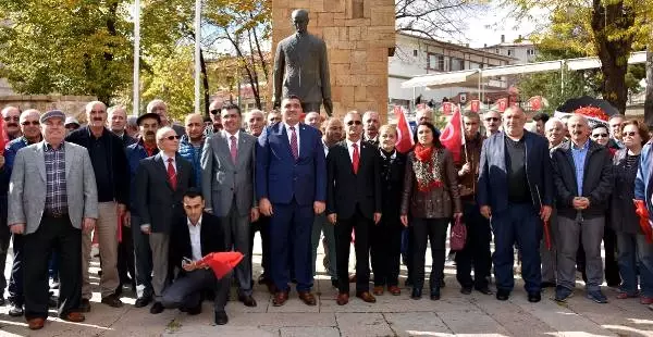 Sivas'ta CHP ve Add'den Atatürk Anıtına Çelenk