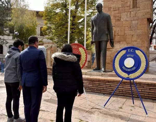 Sivas'ta CHP ve Add'den Atatürk Anıtına Çelenk Sivas'ta CHP ve Add'den Atatürk Anıtına Çelenk