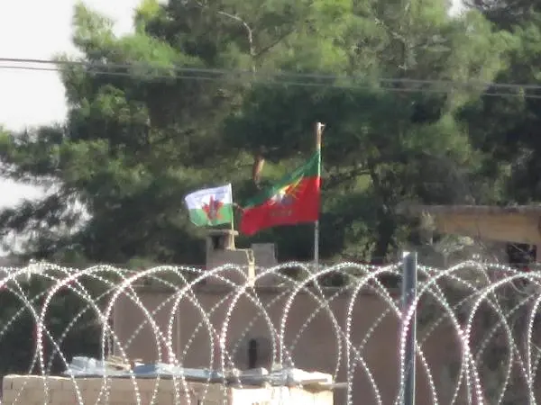 Akçakale Sınırındaki Telabyad'a Terör Örgütü PKK/PYD Flamaları Asıldı Akçakale Sınırındaki Telabyad'a Terör Örgütü PKK/PYD Flamaları Asıldı
