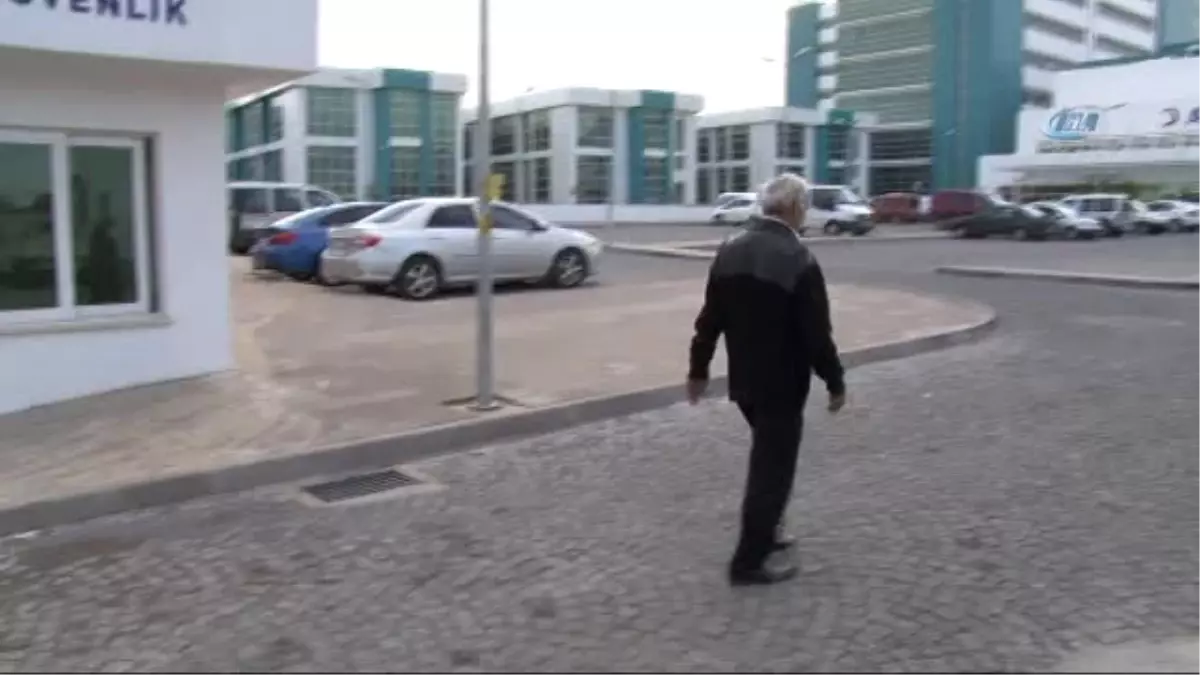 Bir Gün Önce Bacağına 30 Dikiş Atılan Kadın Ertesi Gün Taburcu Edildi, Kocası İsyan Etti