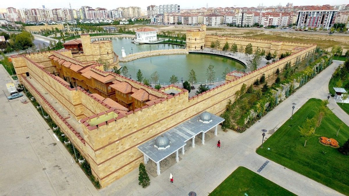 Konya'da Eserin 'Kalehan-Ecdat Bahçesi' Oldu