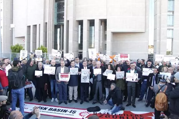 Cumhuriyet Gazetesi Davası Öncesi Adliye Önünde Açıklama Cumhuriyet Gazetesi Davası Öncesi Adliye Önünde Açıklama