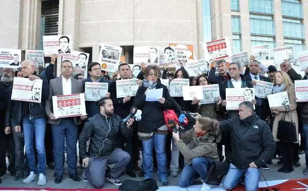 Cumhuriyet Gazetesi Davası Öncesi Adliye Önünde Açıklama Cumhuriyet Gazetesi Davası Öncesi Adliye Önünde Açıklama