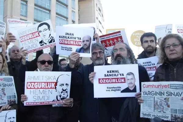 Cumhuriyet Gazetesi Davası Öncesi Adliye Önünde Açıklama Cumhuriyet Gazetesi Davası Öncesi Adliye Önünde Açıklama