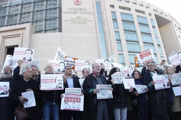 Cumhuriyet Gazetesi Davası Öncesi Adliye Önünde Açıklama Cumhuriyet Gazetesi Davası Öncesi Adliye Önünde Açıklama