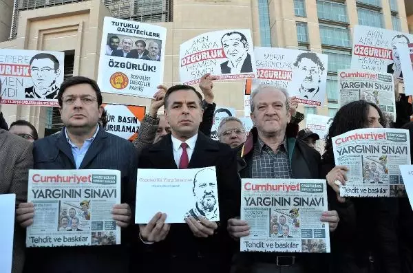 Cumhuriyet Gazetesi Davası Öncesi Adliye Önünde Açıklama Cumhuriyet Gazetesi Davası Öncesi Adliye Önünde Açıklama