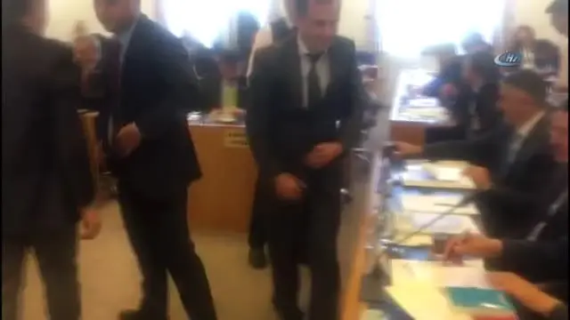 Plan ve Bütçe Komisyonunda 'Hükümet' Yazısının Üzeri Kapatıldı Plan ve Bütçe Komisyonunda 'Hükümet' Yazısının Üzeri Kapatıldı