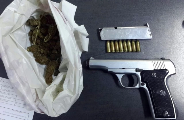 Polisin Şüphelendiği Araçtan Silah ve Uyuşturucu Çıktı: 2 Gözaltı