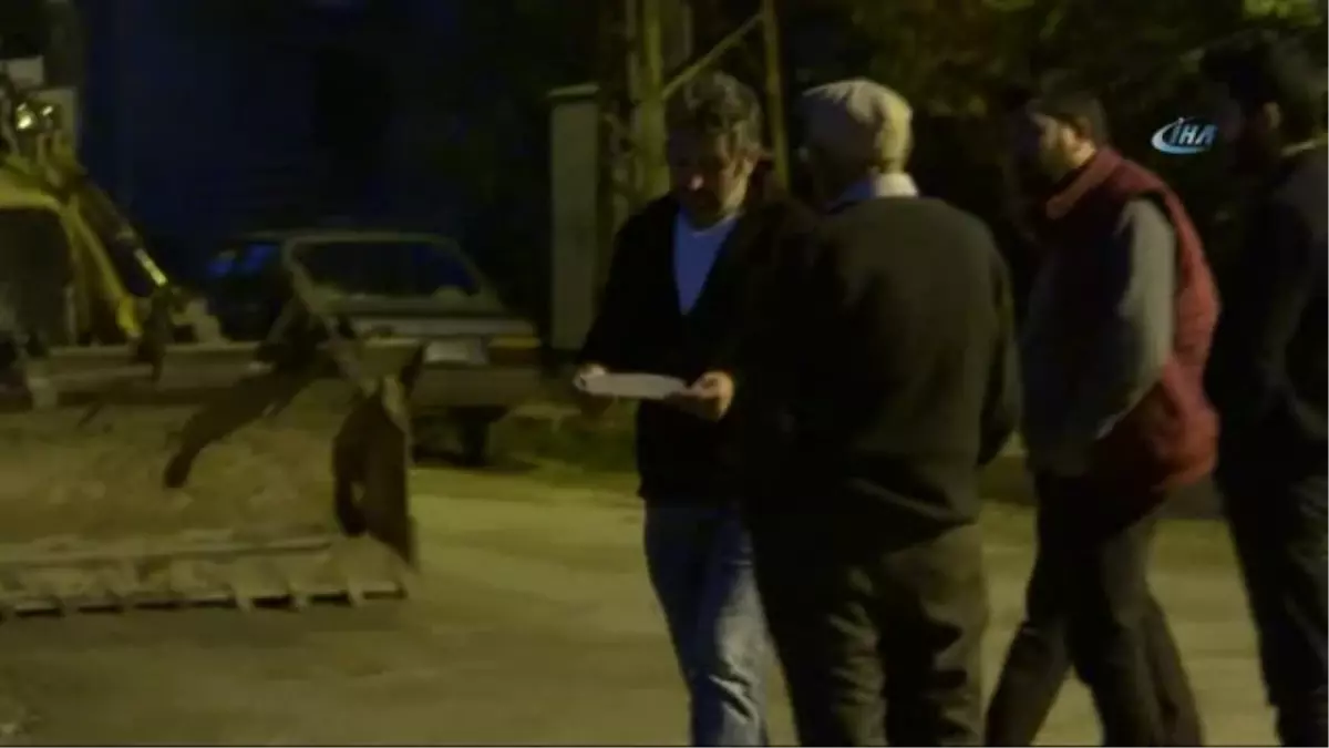 Tapulu Arsası Olan Yolu Trafiğe Kapattı, Yolu Açmalarına İzin Vermedi
