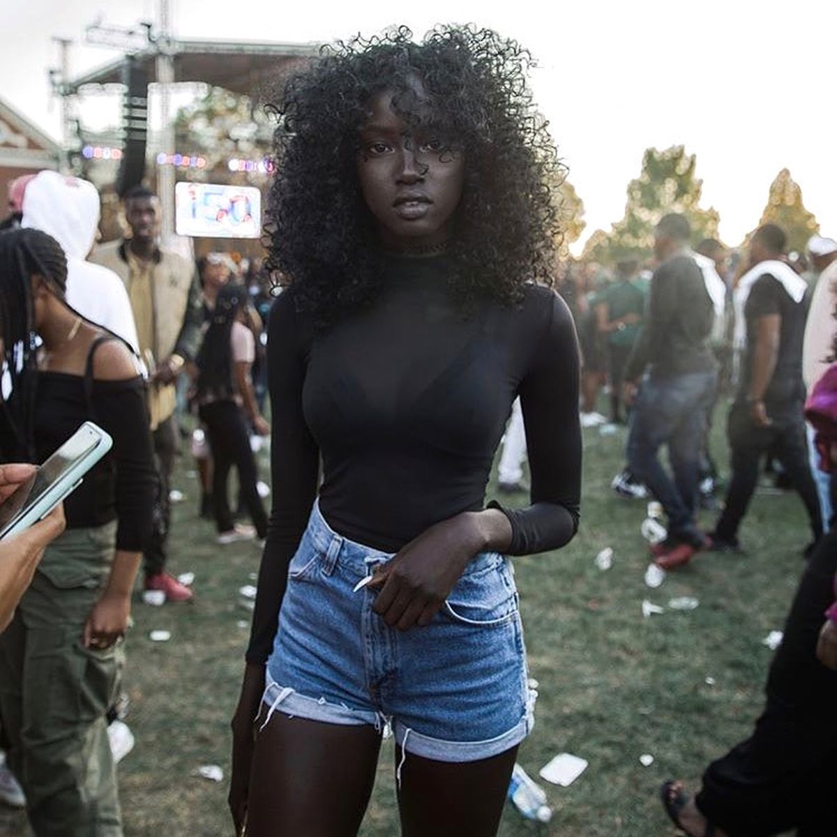 Üniversiteli Genç Kıza, Okul Festivalinde Çekilen Fotoğrafı Sonrası Teklif Yağıyor