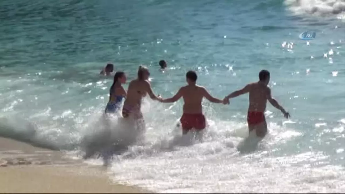 Doğu Anadolu'da Kar, Alanya'da Deniz Keyfi