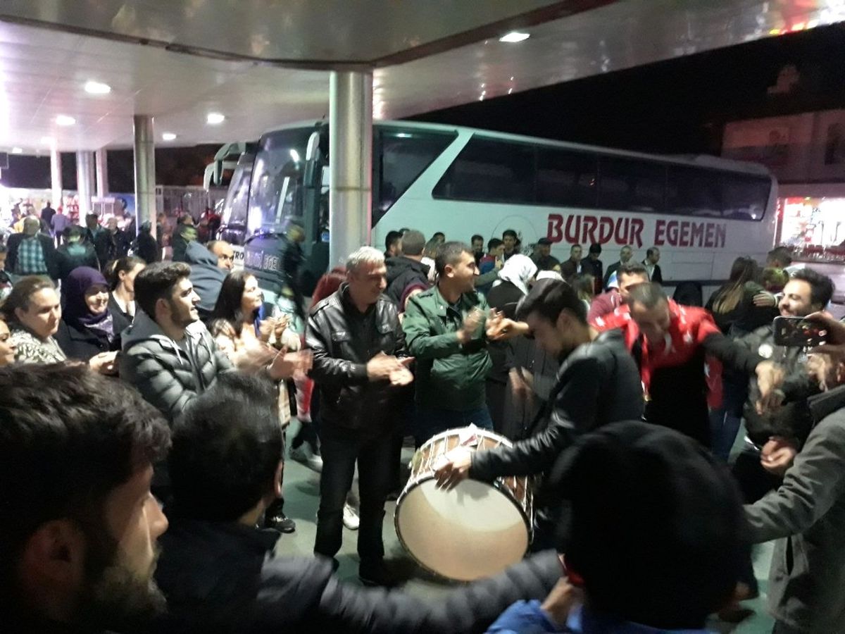 Isparta Otogarında 'En Büyük Asker Bizim Asker' Yoğunluğu